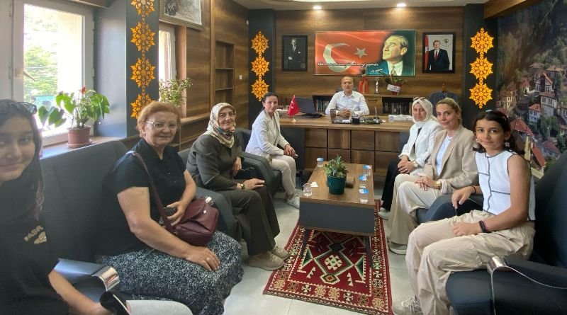 KAİDER Kadın Kolları'ndan Geyve ve Taraklı'ya Kültür Ziyareti: Dernek Çalışmaları Tanıtıldı, Eğitim Yetkilileriyle Bilgi Alışverişi Yapıldı